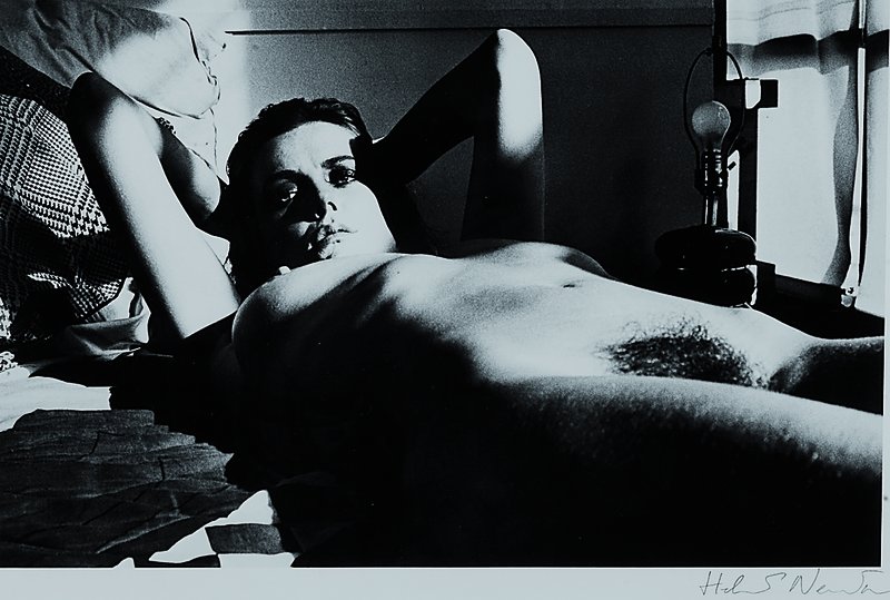 Newton, Helmut, 1920 Berlin - 2004 Los Angeles, weiblicher Akt, s/w Fotografie, handsigniert, ca. 23x35.5cm, Passepartout, unter Glas gerahmt