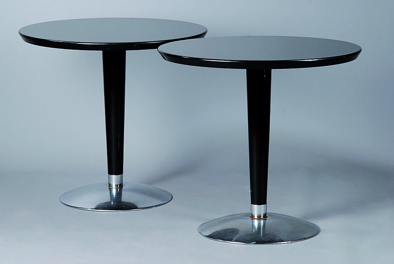 Paar runde Beistelltische, Frankreich, um 1930, schwarz lackiert, schwerer Metallfuß, st. Gebr.-Sp., H. 65 cm, D. 70 cm