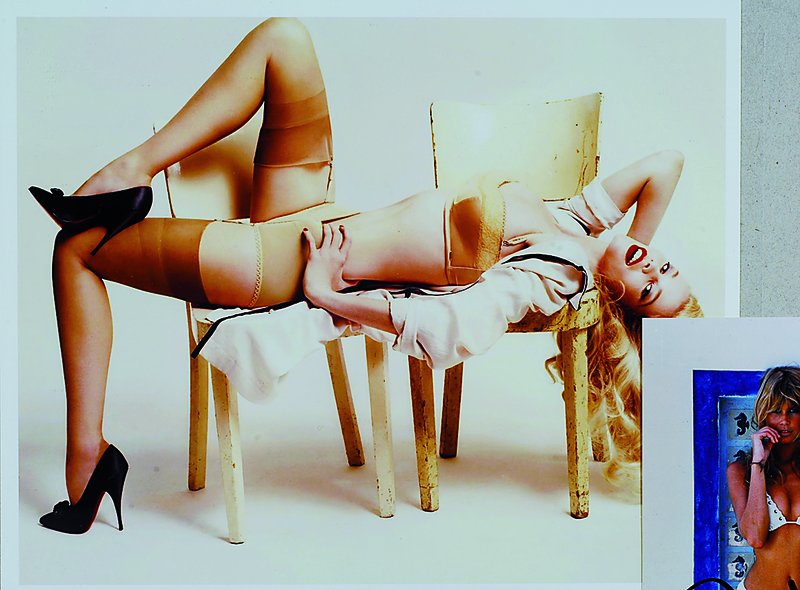 Mario Testino, geb. 1954, Claudia Schiffer, Farbfotografie, ca. 21x26cm, dazu Multiple von Claudia Schiffer, dieses handsigniert, ca. 15x10cm, unter ...
