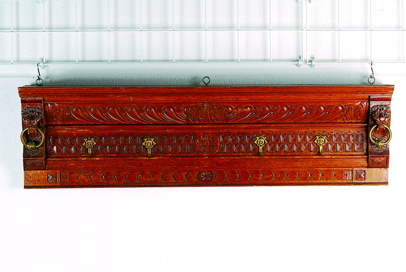 Wandgarderobe, Historismus, um 1900, Eiche massiv, ca. 32 x 113 cm, l. Altersspuren