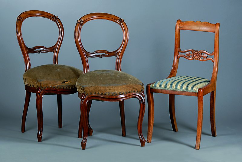 4 Stühle, um 1835/40, allseitig geschweift, Polster und Bezüge besch., sollten erneuert werden, Alterssch., H. 93 cm, Sitzhöhe 50 cm