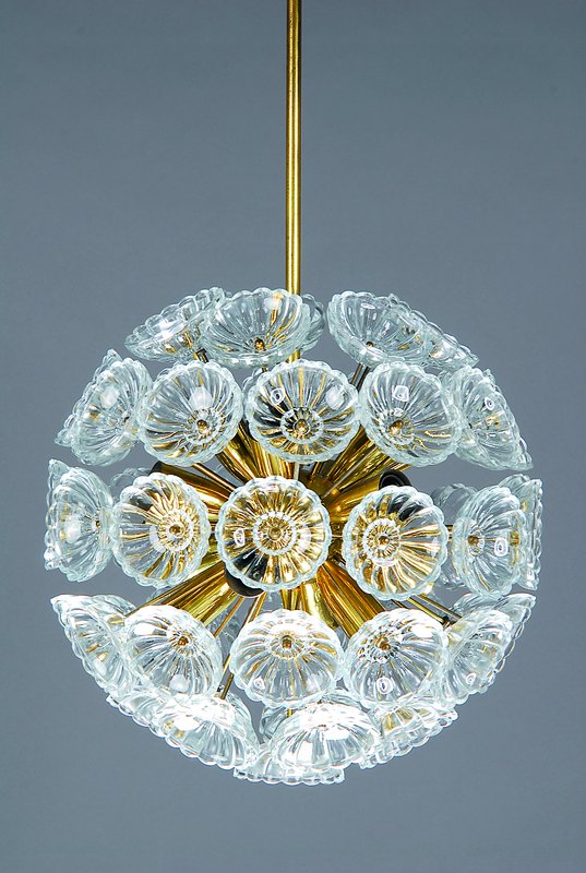 Deckenlampe, deutsch, 60er/70er Jahre, Modell Sputnik, Messing, 12 Brennstellen, zahlreiche Glasapplikationen in Blütenform, H. ca. 70cm, D. ca. 35 ...