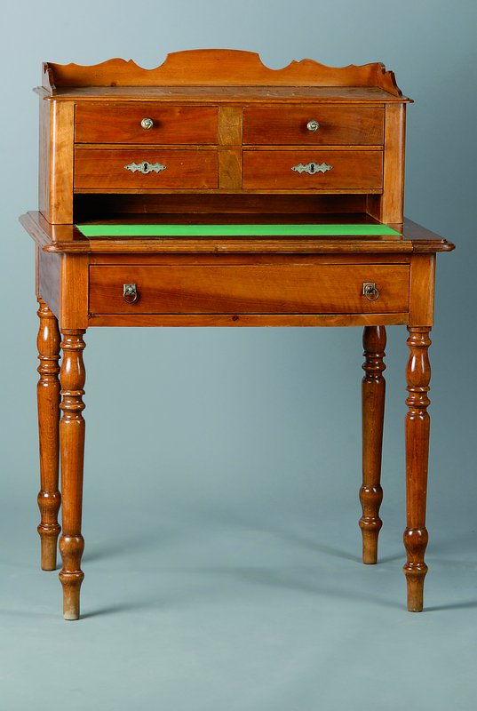 Damenschreibtisch, Gründerzeit, um 1880, Nußbaum, 4-schübig, Beine gedrechselt, Gebr.-Sp.,ohne Schlüssel, Schreibplatte ausziehbar, ca. 111x83x54 ...