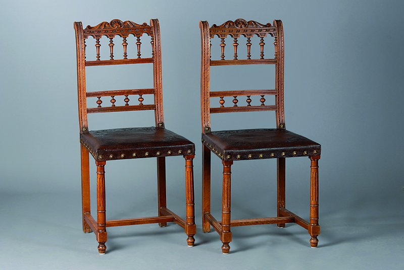 4 Stühle, um 1870, Eiche, geprägter Lederbezug, Zierknöpfe, reich gedrechselt, Gebr.-Sp., ca. 95x41x41 cm, Sh. 48 cm