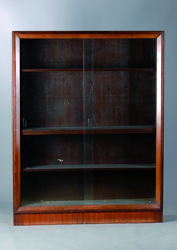 Büchervitrine, deutsch, um 1930, reines Art-Deco, Nußbaum, 2 Glasschiebetüren, sehr praktisches Möbel, st. Gebr.-Sp.