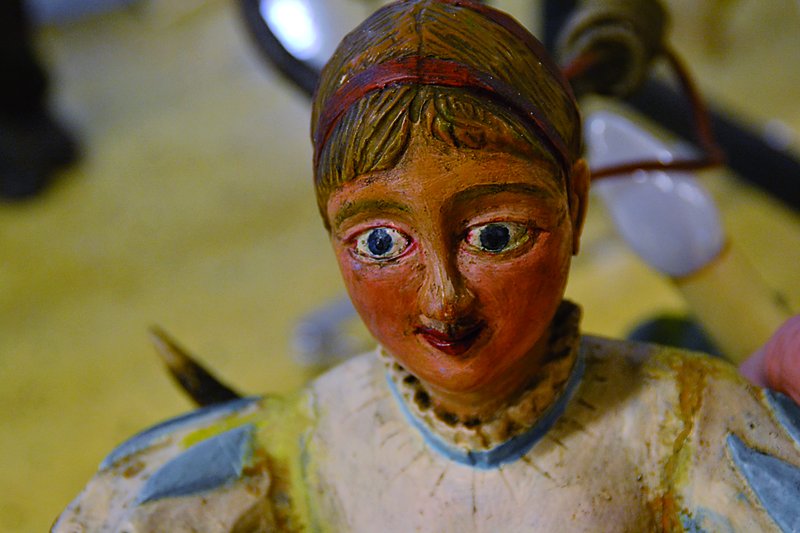 Detail a: Lüsterweibchen, süddeutsch, um 1870, Holz geschnitzt, bunt gefasst, Geweihstangen, elekt. jedoch ungeprüft, L.ca 90 cm, Alterssp.