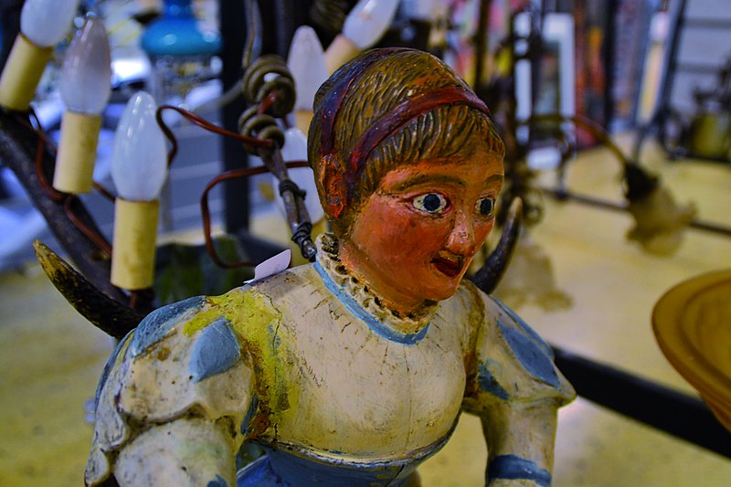 Detail b: Lüsterweibchen, süddeutsch, um 1870, Holz geschnitzt, bunt gefasst, Geweihstangen, elekt. jedoch ungeprüft, L.ca 90 cm, Alterssp.