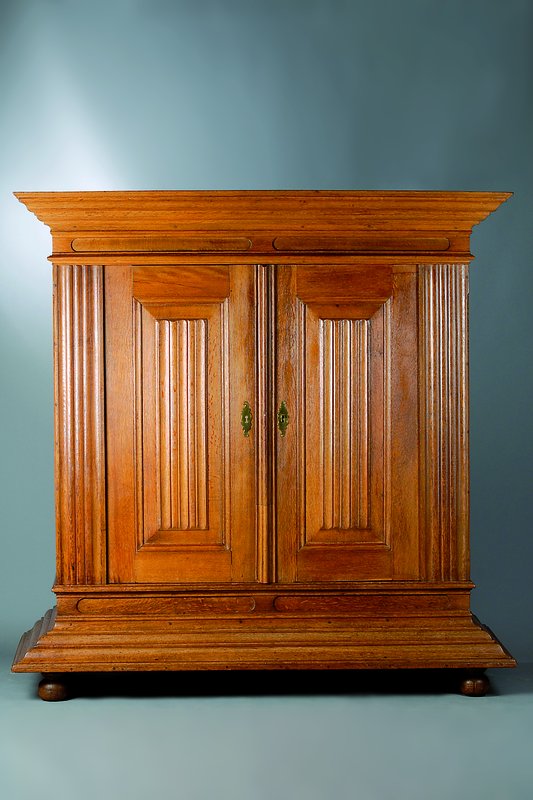 Barockschrank, Schwalm/Hessen, um 1780, Eiche massiv, 2-türig, kräftige Profilierung, weit ausgeladenes Gesims, Kopf vielfach getreppt, Fuß ...