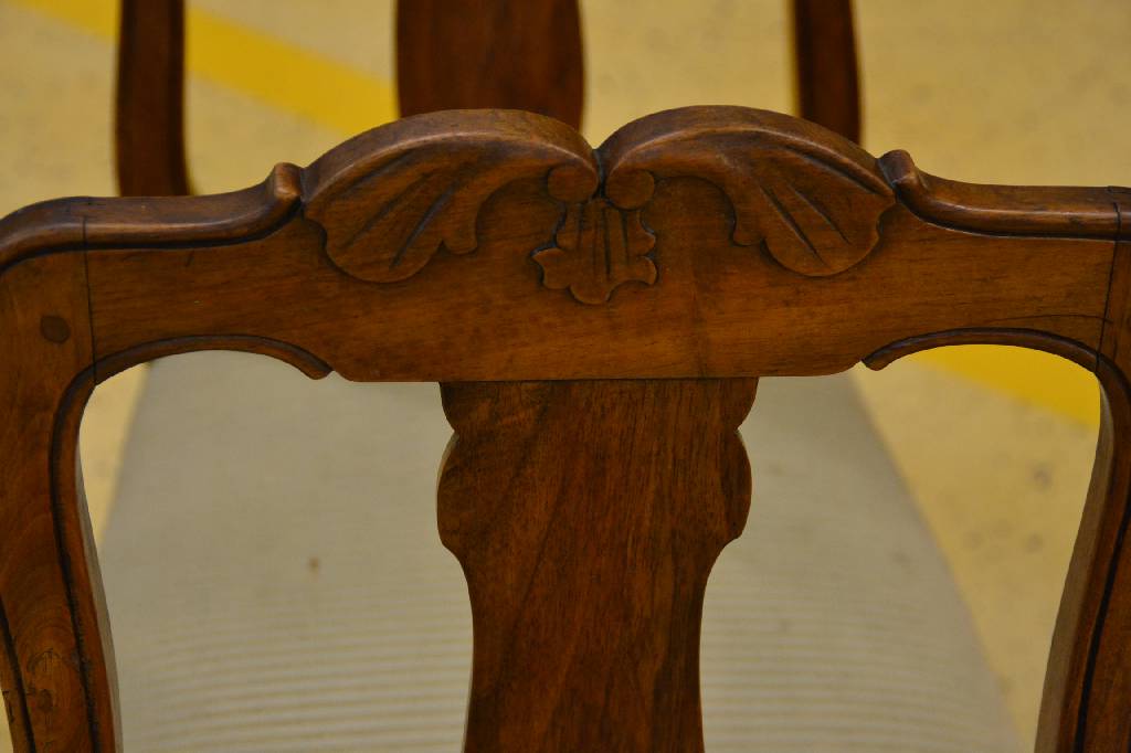 Detail b: 6 Barockstühle, um 1760, Nußbaum massiv, geschweift, Holz verdübelt, Akanthusblattschnitzerei, stabil verleimt, Polsterung intakt, Bezug zu ...