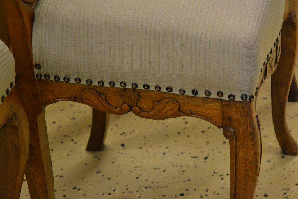 Detail c: 6 Barockstühle, um 1760, Nußbaum massiv, geschweift, Holz verdübelt, Akanthusblattschnitzerei, stabil verleimt, Polsterung intakt, Bezug zu ...