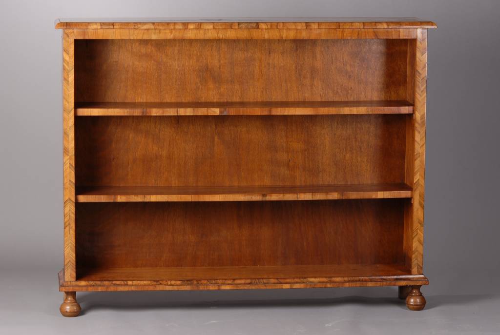 Barockregal, um 1900, unter Verwendung älterer Teile, Nußbaumfurnier, Bandintarsien in Plaumenholz, Gebr.-Sp., ca. 110x140x29 cm