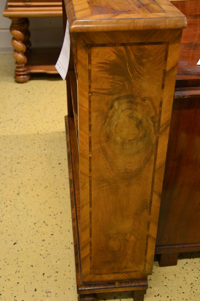 Detail a: Barockregal, um 1900, unter Verwendung älterer Teile, Nußbaumfurnier, Bandintarsien in Plaumenholz, Gebr.-Sp., ca. 110x140x29 cm