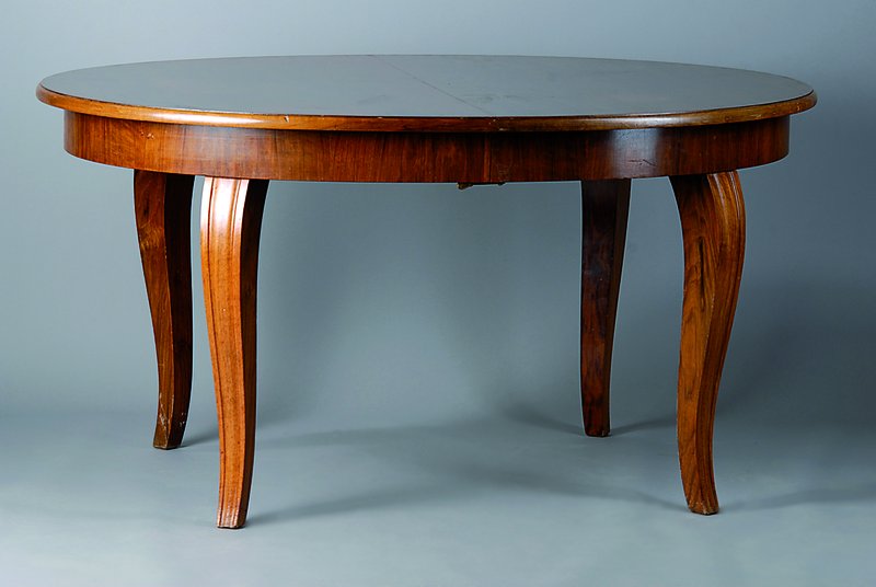 Großer Ausziehtisch, Art-Deko, um 1920, Nußbaumfurnier u. massiv, 4 orig. Einlegebretter, Glasplatte sek., Beine leicht geschweift, Gebr.-Sp., ca. ...