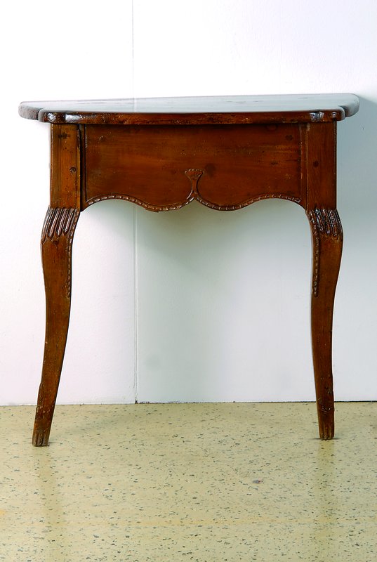 Wandkonsole, um 1770, Obstholz, allseitig geschweift, stärkere Reste alten Wurmbefalls, st. Gebr.-Sp., ca. 75x78x36 cm