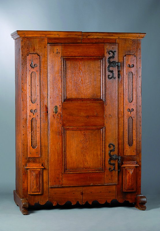 Eintüriger Hochzeitsschrank, Barock, um 1700, Eiche massiv, orig. Kufenfüße, schmiedeeiserne S-Bänderung, sog. Spaltschrank, Lisenen m. ...