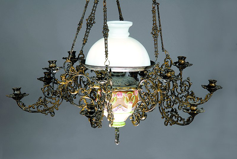 Große Deckenlampe, Majolika, um 1900, Majolikakorpus, Metallmontierungen,Milchglasschirm und Zylinder, Funktion nicht geprüft, ca. 110x98cm