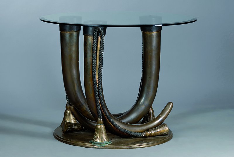 Großer Messingtisch, wohl 80/90er Jahre, Fuß in Form von Stoßzähnen und Kordeln, Glasplatte lose, schwere Qualität, Gebr.-Sp., H. 78 cm, D. 100 ...