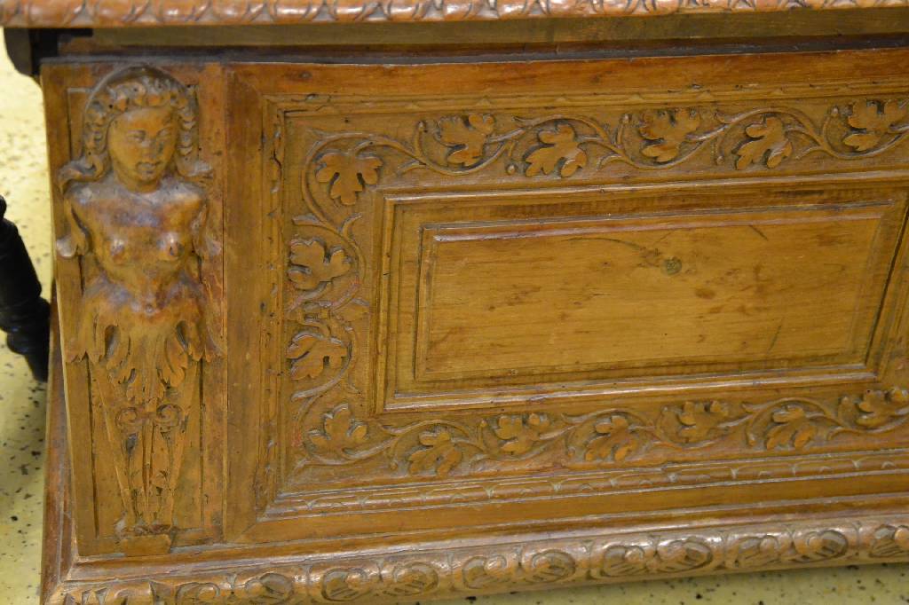 Detail a: Truhe, Norditalien, 17. Jh., Nußbaum massiv, geschnitzt, Scharnierbänder fehlen, Schloß defekt, ohne Schlüssel, Füße ergänzt, st. Gebr. -Sp., ...