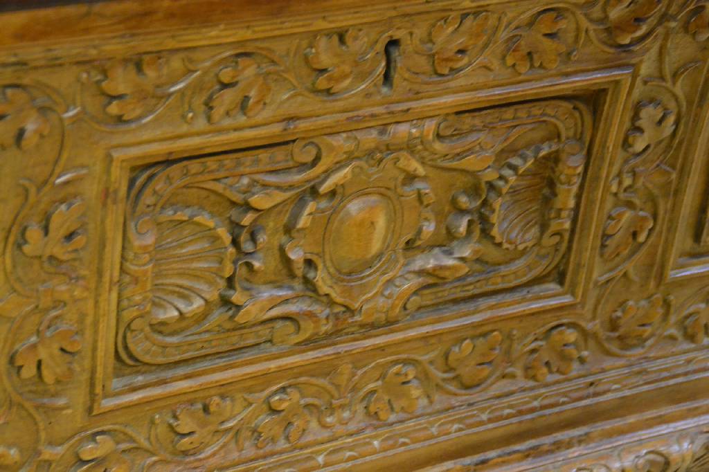 Detail b: Truhe, Norditalien, 17. Jh., Nußbaum massiv, geschnitzt, Scharnierbänder fehlen, Schloß defekt, ohne Schlüssel, Füße ergänzt, st. Gebr. -Sp., ...