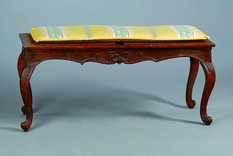 Klavierbank, um 1860/70, Nußbaum, Beine geschweift, Sitzfläche mit Geflecht, Gebr.-Sp., schwundrissig, ca. 46x100x42 cm