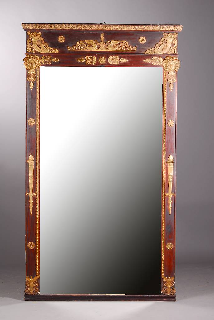Prunkvoller Spiegel, Frankreich, um 1790, Louis-Seize, Mahagoni unter altem Schellack, feine Verzierungen in Form von Maskeronen, Füllhörnern, ...