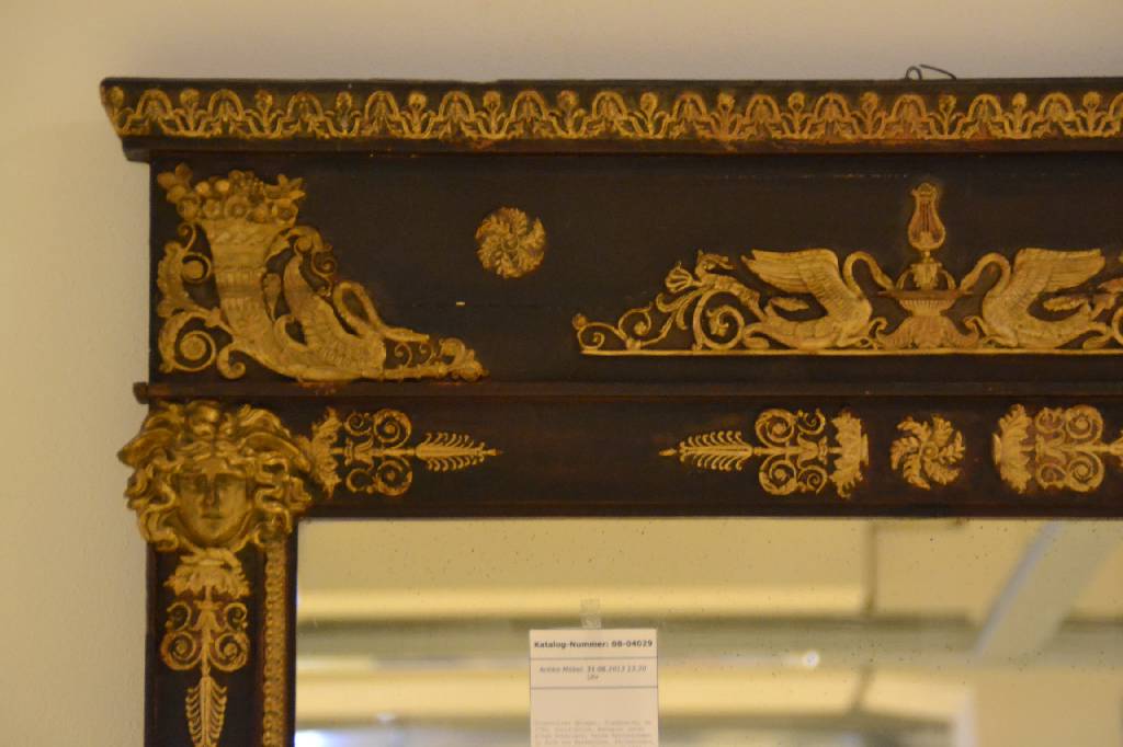 Detail c: Prunkvoller Spiegel, Frankreich, um 1790, Louis-Seize, Mahagoni unter altem Schellack, feine Verzierungen in Form von Maskeronen, Füllhörnern, ...