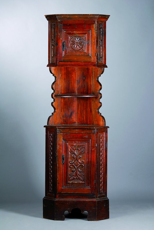 Eckschrank, Schweiz, um 1900, Türen älter, Eiche massiv, 2-türig, Inlets reich geschnitzt in Form v. Blüten und Blättern, Zarge geschweift, ...