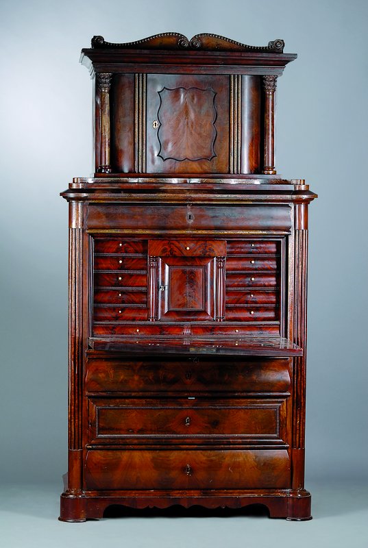 Aufsatzsekretär, Berlin, um 1845, Mahagonifurnier, 4-schübig, Klappe, reiche Inneneinrichtung, Aufsatz 1-türig, Klappe m. Voluten und ...
