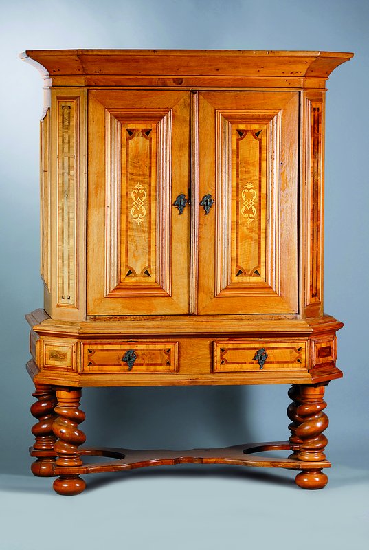 Stollenschrank, um 1720, wohl Frankfurter Raum, Korpus Eiche/Weichholz, 2-türig, 2-schübig, Front und Seiten Eiche massiv, aufgesetzte Zierteile, ...