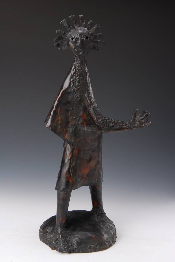 Hubert Teschlade, geb. 1921 Münster, zeitgenössischer Bildhauer und Architekt, Skulptur, Figur mit Umhang, Kupfer, signiert am Sockel, H. 57 cm