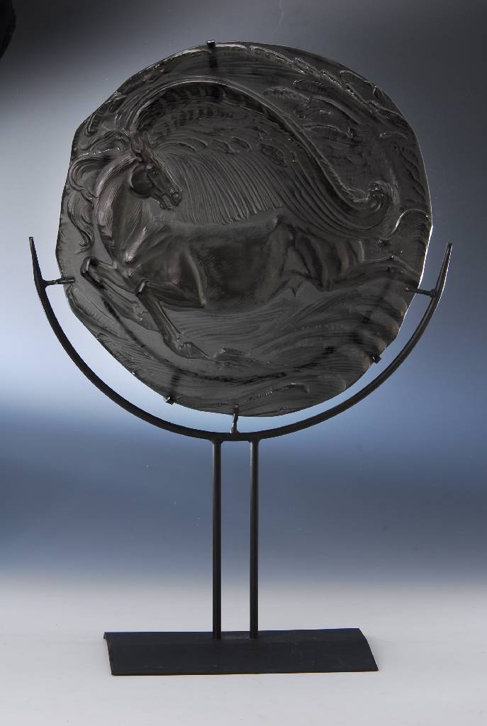 Ernst Fuchs, Rosenthal, Jahresteller/Relief in Glas 1980, rauchfarbenes Glas, lim. Auflage 211/3000, D. ca. 40 cm, dazu angefertigter Eisenständer, ...