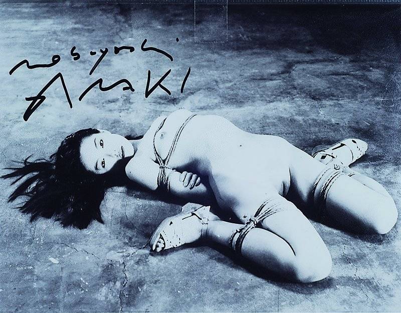 Araki, Nobuyoshi, geb. 1940 Tokio, s/w Fotografie auf Fujicolor professional Paper, handsigniert, ca. 20x25cm