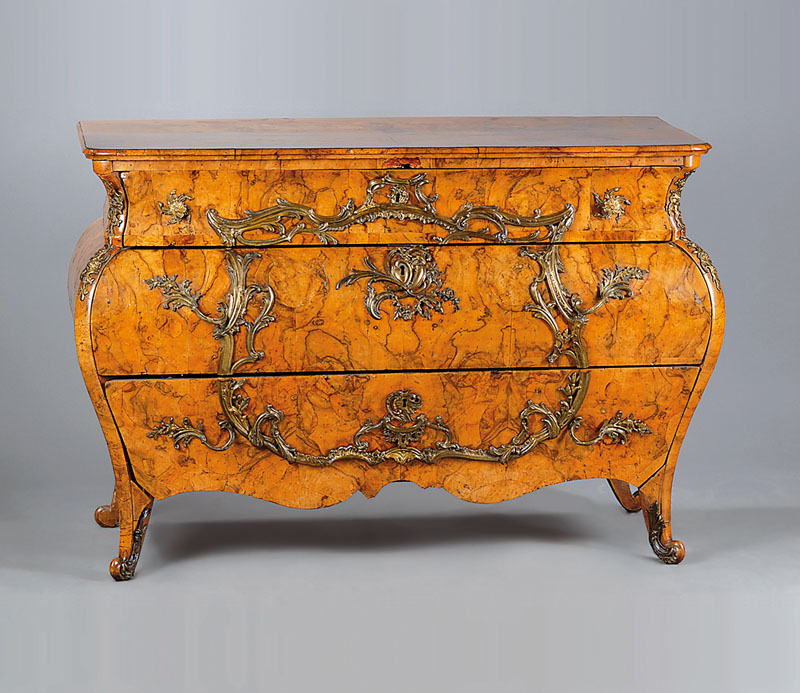 Kommode, Italien, um 1750, Wurzelnußfurnier vielfach gesp. verlegt, aufwendige Bronzebeschläge m. alter Vergoldung, 3-schübig, Furnierteile teils ...