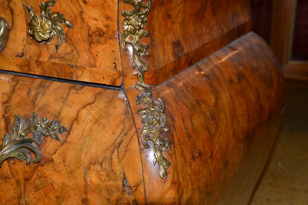 Detail b: Kommode, Italien, um 1750, Wurzelnußfurnier vielfach gesp. verlegt, aufwendige Bronzebeschläge m. alter Vergoldung, 3-schübig, Furnierteile teils ...