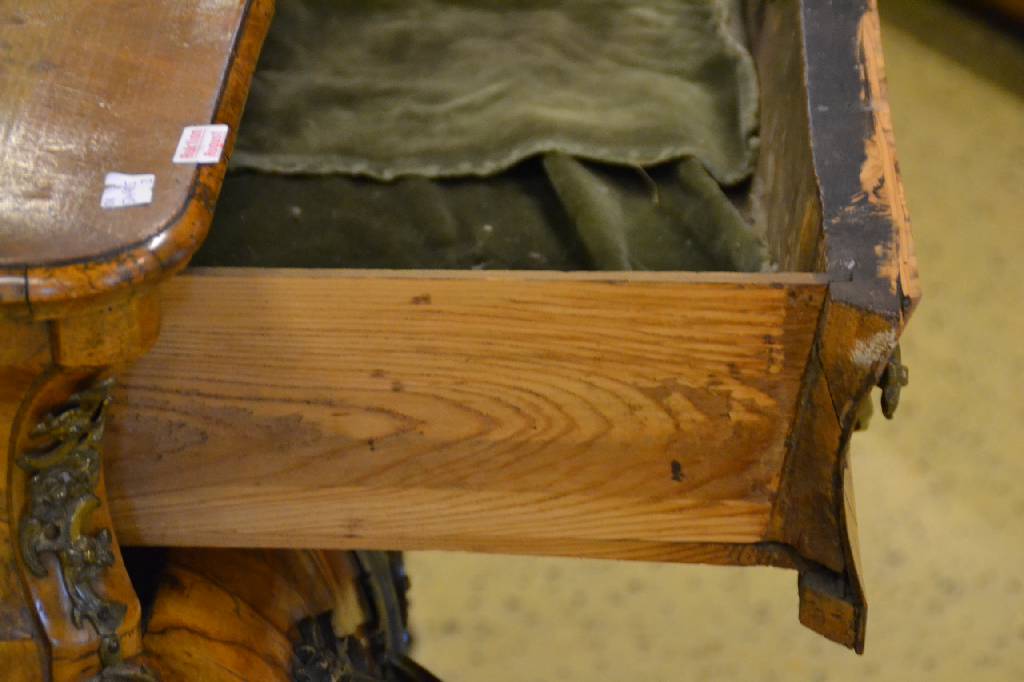Detail d: Kommode, Italien, um 1750, Wurzelnußfurnier vielfach gesp. verlegt, aufwendige Bronzebeschläge m. alter Vergoldung, 3-schübig, Furnierteile teils ...