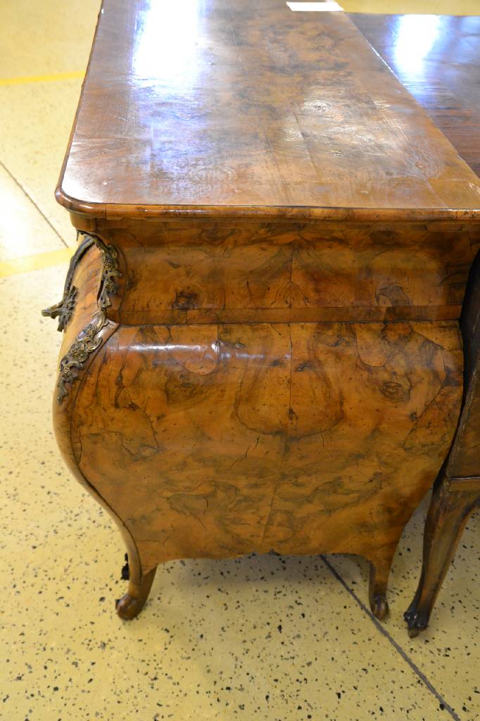 Detail e: Kommode, Italien, um 1750, Wurzelnußfurnier vielfach gesp. verlegt, aufwendige Bronzebeschläge m. alter Vergoldung, 3-schübig, Furnierteile teils ...