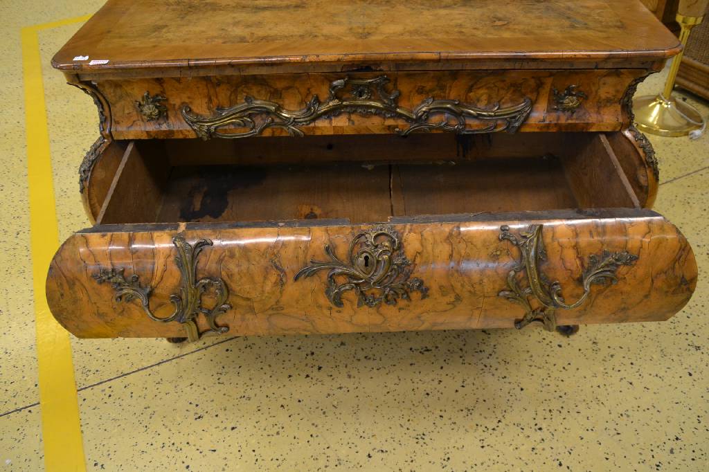 Detail f: Kommode, Italien, um 1750, Wurzelnußfurnier vielfach gesp. verlegt, aufwendige Bronzebeschläge m. alter Vergoldung, 3-schübig, Furnierteile teils ...
