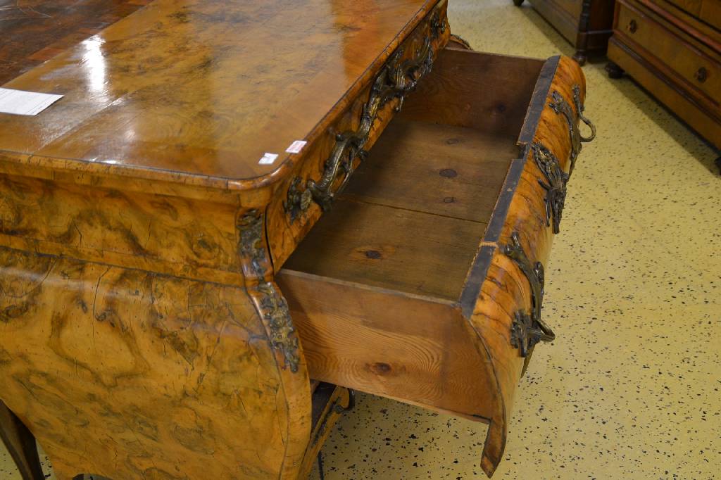Detail g: Kommode, Italien, um 1750, Wurzelnußfurnier vielfach gesp. verlegt, aufwendige Bronzebeschläge m. alter Vergoldung, 3-schübig, Furnierteile teils ...