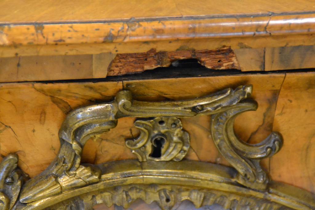 Detail h: Kommode, Italien, um 1750, Wurzelnußfurnier vielfach gesp. verlegt, aufwendige Bronzebeschläge m. alter Vergoldung, 3-schübig, Furnierteile teils ...