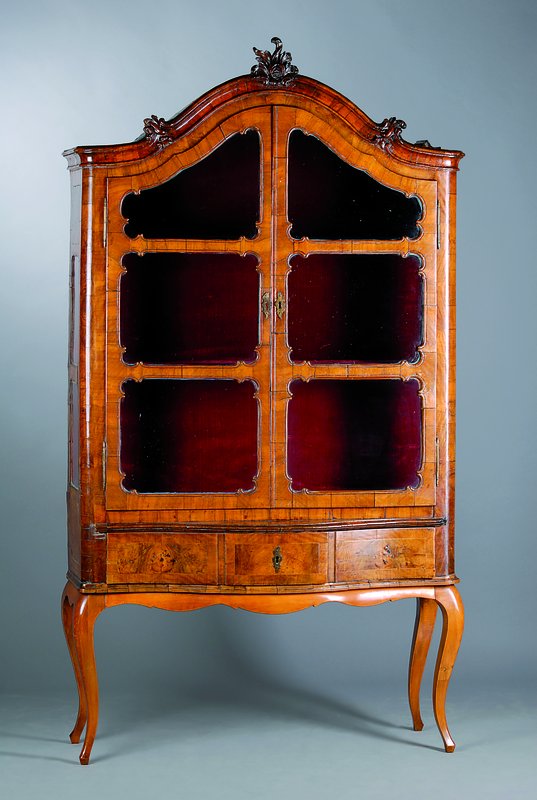 Vitrine, süddeutsch, um 1760, Korpus Weichholz Wurzelnußfurnier, z.T. gesp. verlegt, alte Verglasung, 2-türig, 3-schübig, Beine und Aufsatzleiste ...