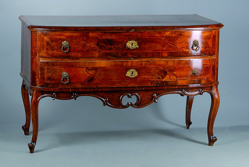 Kommode, süddeutsch, um 1760, Korpus Weichholz, Nußbaumfurnier, Bandintarsien in Rosenholz, 2-schübig, Bronzebeschläge, 2 -schübig, Beine ...
