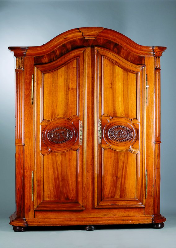 Louis-Seize-Schrank, Pfalz, um 1770/80, Nußba um massiv, auf Rahmen gearbeitet, 2-türig, Kopf geschweift, Front und Seiten kassettiert,Inlets ...