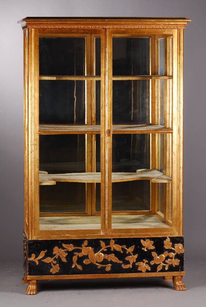 Vitrine, wohl Italien, um 1860, Weichholz, gold und schwarz gefasst, 2-türig, nach altem toskanischem Vorbild, reiche Blüten und Blätterverz., ...