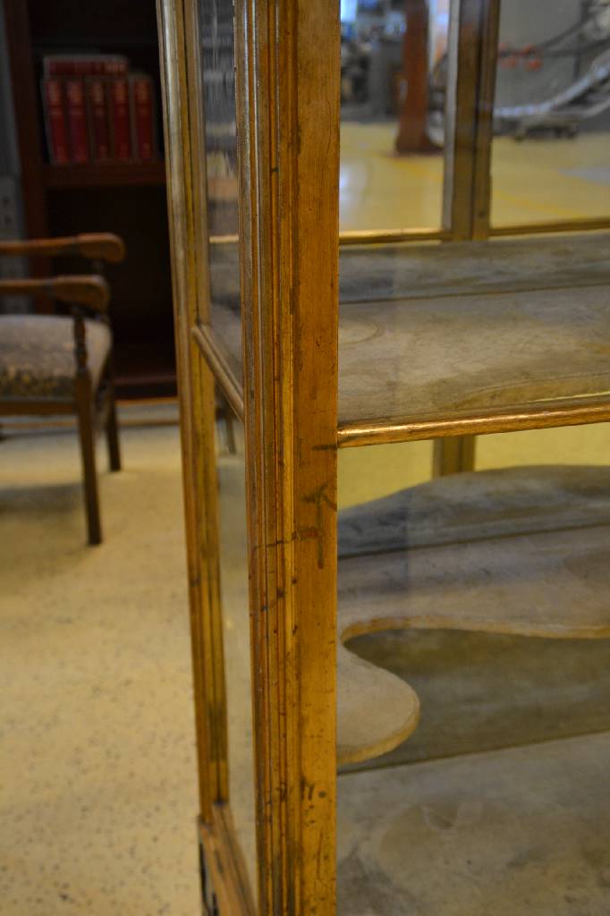 Detail c: Vitrine, wohl Italien, um 1860, Weichholz, gold und schwarz gefasst, 2-türig, nach altem toskanischem Vorbild, reiche Blüten und Blätterverz., ...