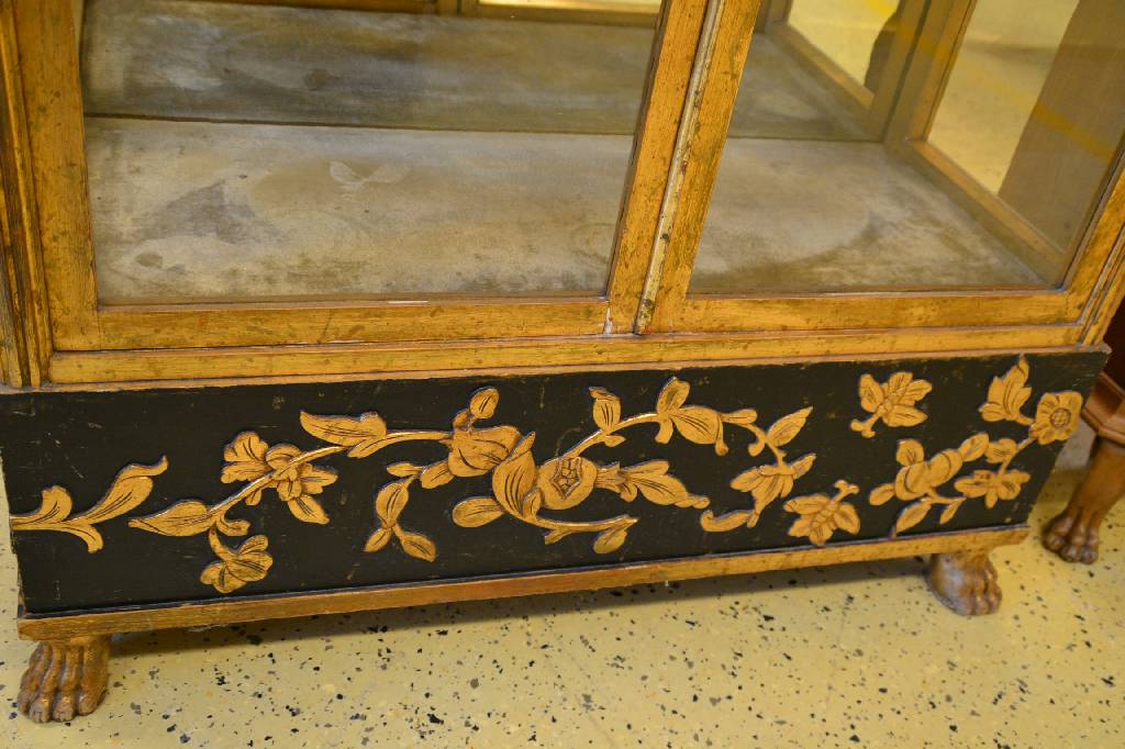 Detail d: Vitrine, wohl Italien, um 1860, Weichholz, gold und schwarz gefasst, 2-türig, nach altem toskanischem Vorbild, reiche Blüten und Blätterverz., ...
