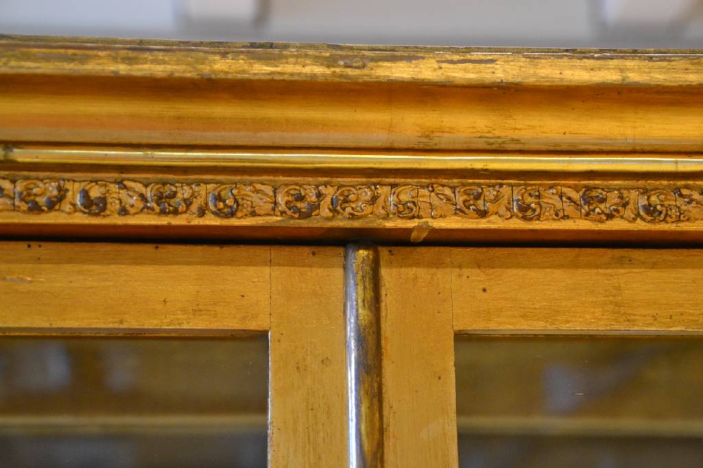 Detail e: Vitrine, wohl Italien, um 1860, Weichholz, gold und schwarz gefasst, 2-türig, nach altem toskanischem Vorbild, reiche Blüten und Blätterverz., ...