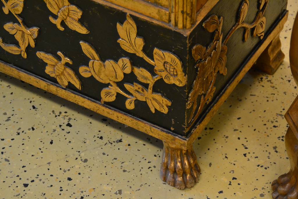 Detail f: Vitrine, wohl Italien, um 1860, Weichholz, gold und schwarz gefasst, 2-türig, nach altem toskanischem Vorbild, reiche Blüten und Blätterverz., ...