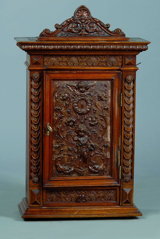 Hängeschrank, deutsch, um 1880, Nußbaum auf Mahagoni gebeizt, 1-türig, Inlet reich geschnitzt, ohne Schloss, integr. Schublade, ca. 70x42x20 cm