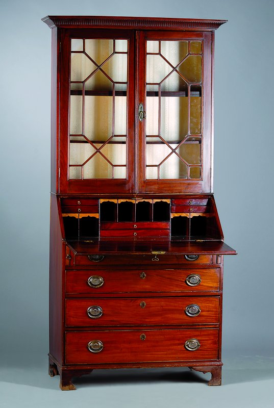 Aufsatzsekretär, England, um 1870, Mahagonifurnier, Unterteil 4-schübig, Klappe, Oberteil 2-türig verglast uns versprosst, sog.Sheratonstil, ...