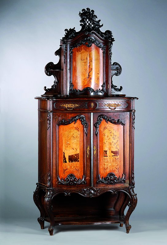 Vertiko, Frankreich, um 1890, Rokokostil, Nußbaum, allseitig geschweift, Inlets reich intarsiert in Ahorn, Pflaume, Nußbaum, Darstellungen v. ...